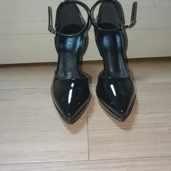 [BUNJANG] Black Enamel Mary Jane Side Slit High Heel Pumps / [225][새상품]블랙 에나멜 메리제인 사이드 트임 하이힐 펌프스