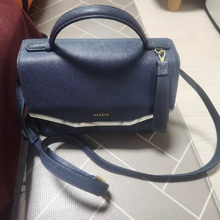 [BUNJANG] Hazzys Saffiano Satchel Bag / 헤지스 사피아노 사첼백