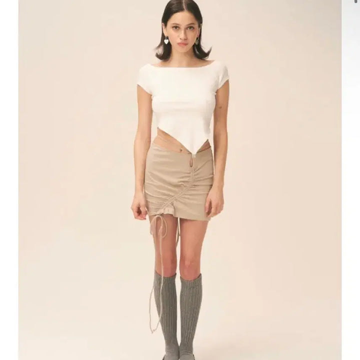 [BUNJANG] Glony Balen V-Cut T-Shirt / 글로니 발렌 브이컷티 베이지/화이트