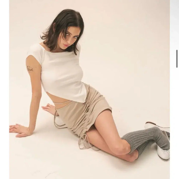 [BUNJANG] Glony Balen V-Cut T-Shirt / 글로니 발렌 브이컷티 베이지/화이트