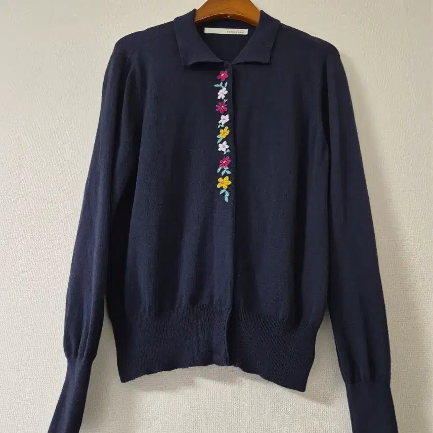[BUNJANG] Pentagon Flower Embroidery Navy Cardigan / [레니본]펜타지온 꽃자수 네이비 가디건