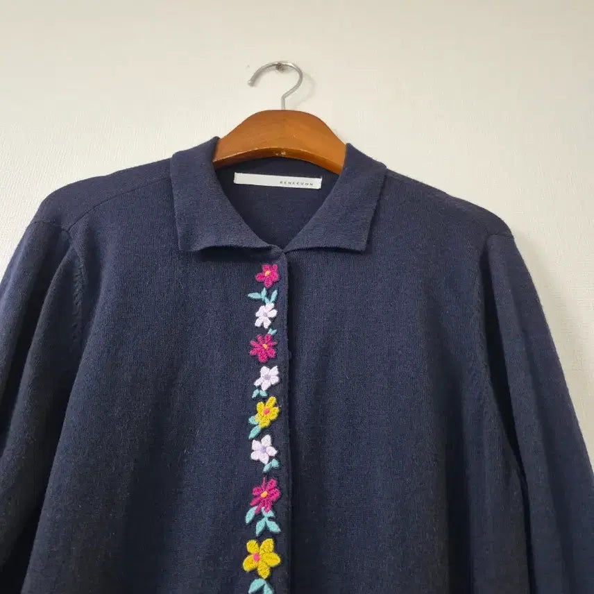 [BUNJANG] Pentagon Flower Embroidery Navy Cardigan / [레니본]펜타지온 꽃자수 네이비 가디건