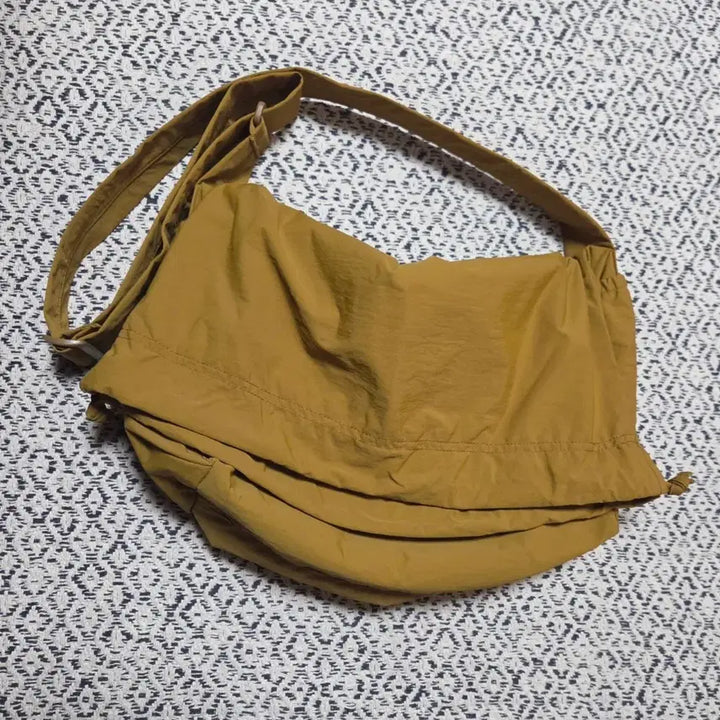 [BUNJANG] Uniqlo U Drawstring Shoulder Bag / 유니클로 U 드로우스트링 숄더백