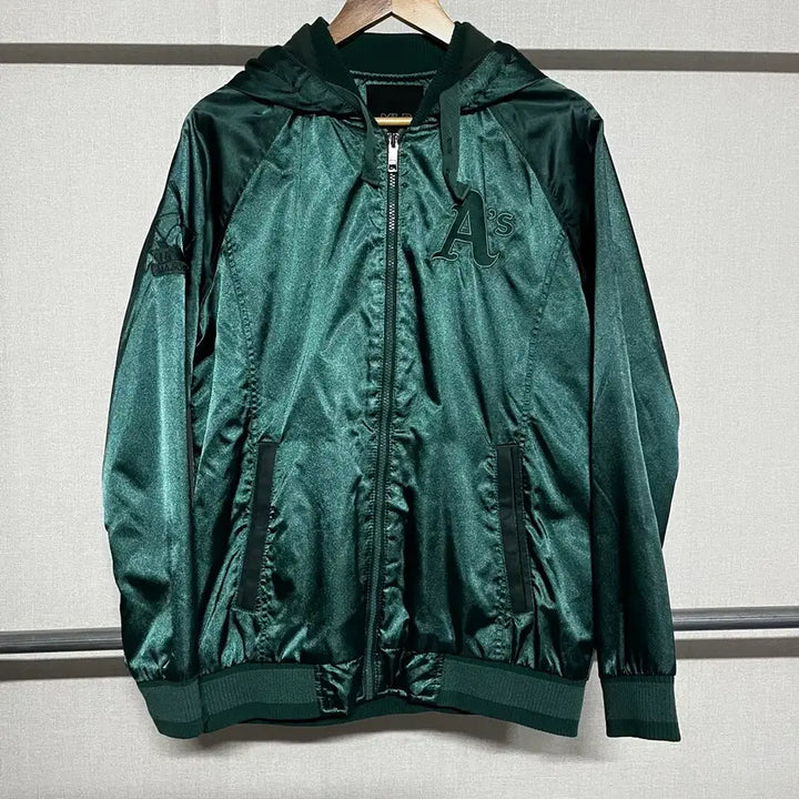 [BUNJANG] MLB Hooded Windbreaker Jacket (Size 100) / MLB 후드 바람막이 자켓 100