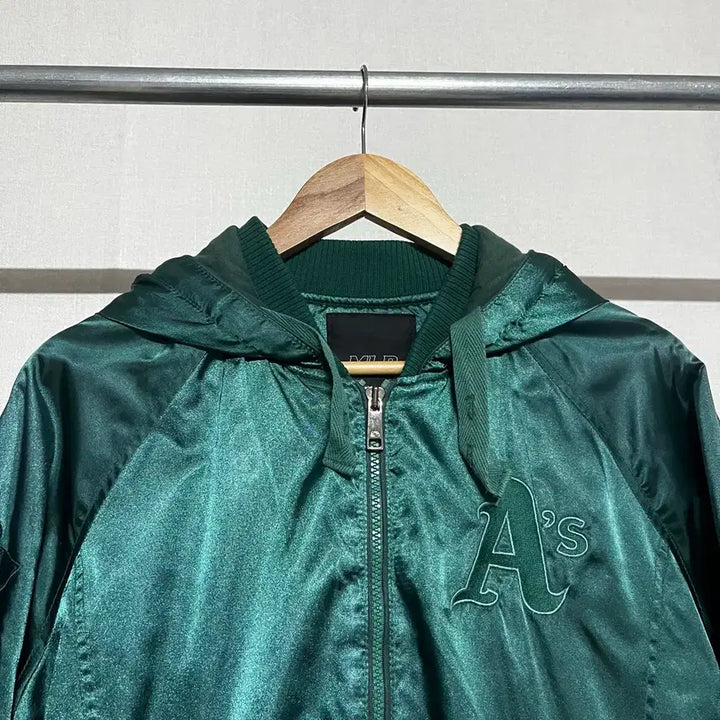 [BUNJANG] MLB Hooded Windbreaker Jacket (Size 100) / MLB 후드 바람막이 자켓 100