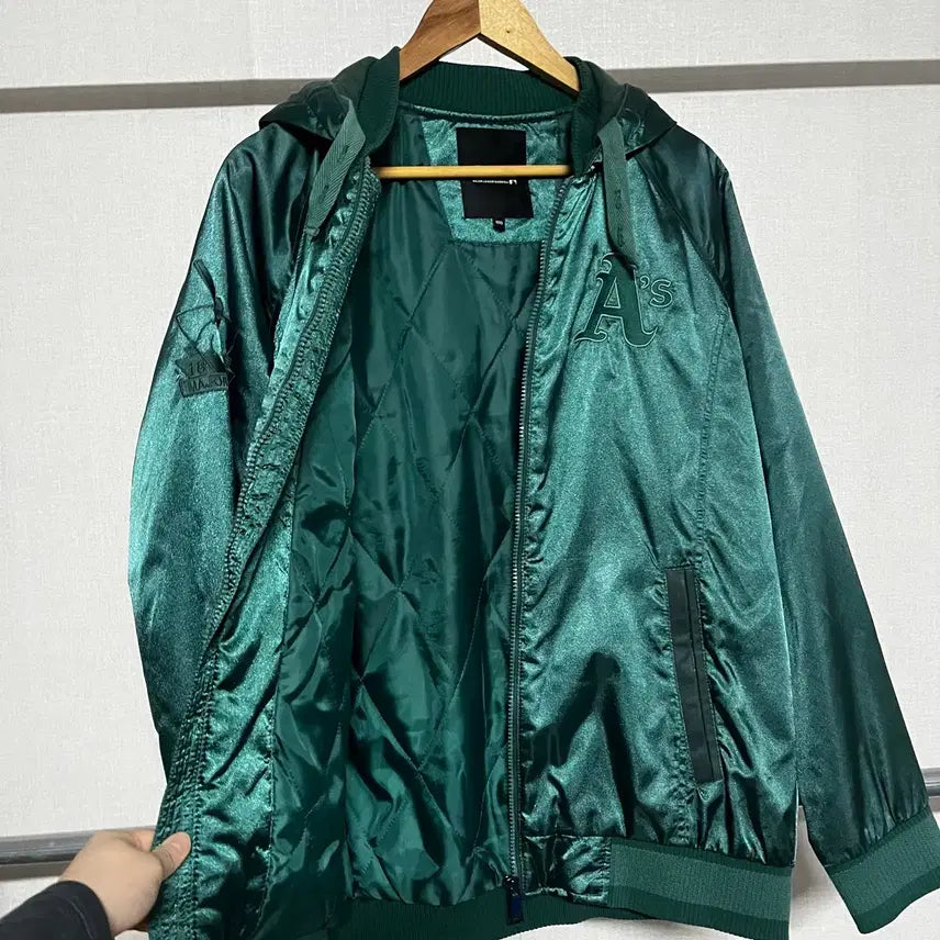 [BUNJANG] MLB Hooded Windbreaker Jacket (Size 100) / MLB 후드 바람막이 자켓 100