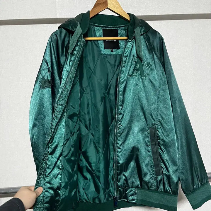 [BUNJANG] MLB Hooded Windbreaker Jacket (Size 100) / MLB 후드 바람막이 자켓 100