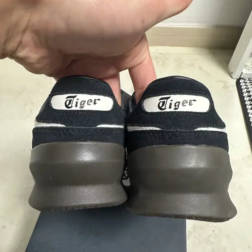 [BUNJANG] Onitsuka Tiger Obori Black/Cream Sneakers / [새상품] 오니츠카타이거 오보리 255