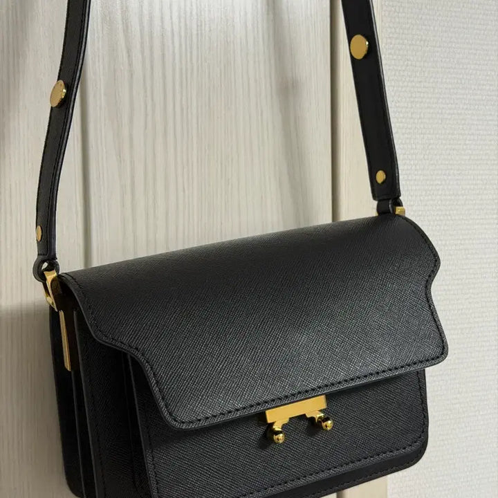 [BUNJANG] Marni Trunk Mini Shoulder Bag Saffiano Black / 마르니 트렁크 미니 숄더백 사피아노 블랙