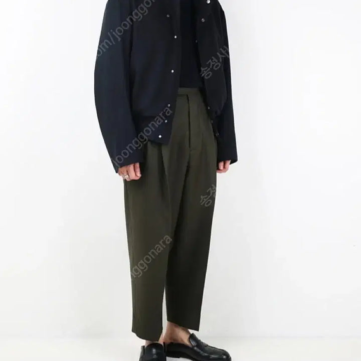 [BUNJANG] Years Ago Two Tuck Wide Tapered Pants Olive M / 이얼즈어고 투턱 와이드 테이퍼드 팬츠 올리브 M