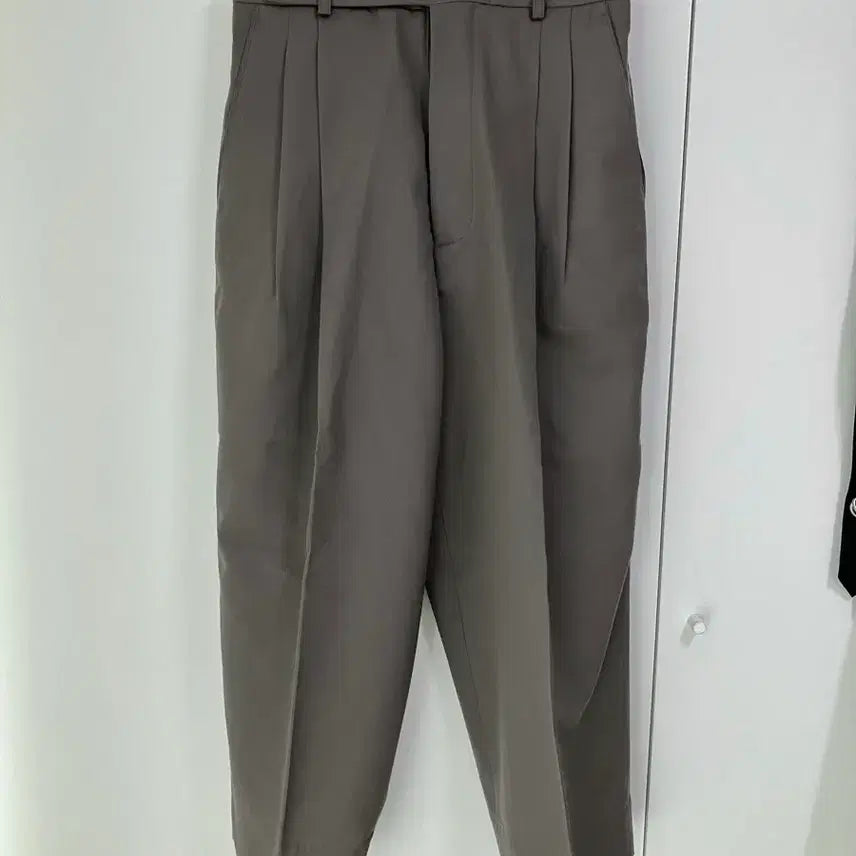 [BUNJANG] Years Ago Two Tuck Wide Tapered Pants Olive M / 이얼즈어고 투턱 와이드 테이퍼드 팬츠 올리브 M