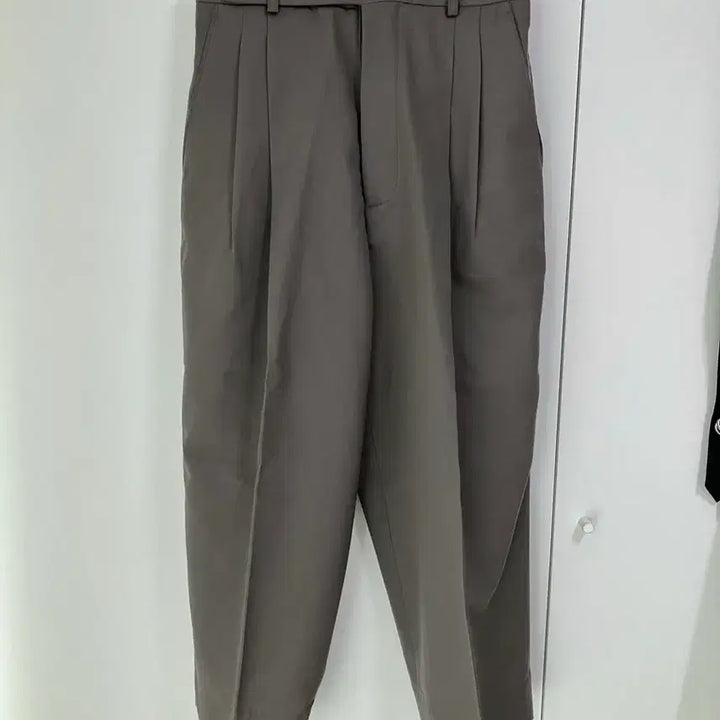 [BUNJANG] Years Ago Two Tuck Wide Tapered Pants Olive M / 이얼즈어고 투턱 와이드 테이퍼드 팬츠 올리브 M