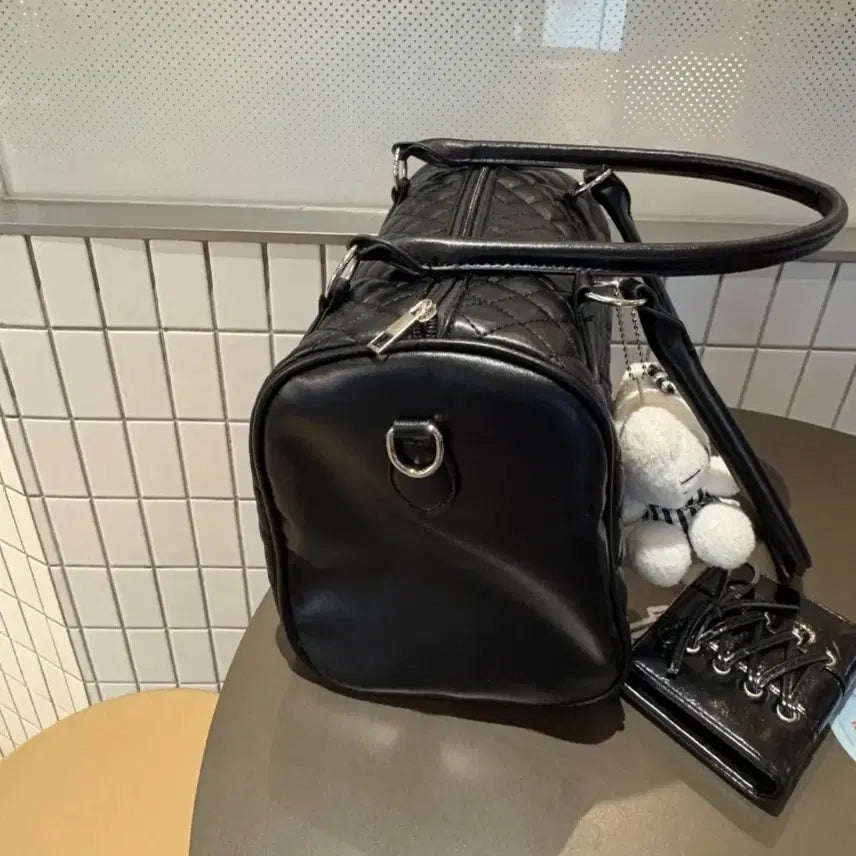 [BUNJANG] Hello Kitty Black Quilted Shoulder Bag / [새상품/*바로발송*] 블랙 헬로키티 퀼팅 보부상 숄더백 여행 가방