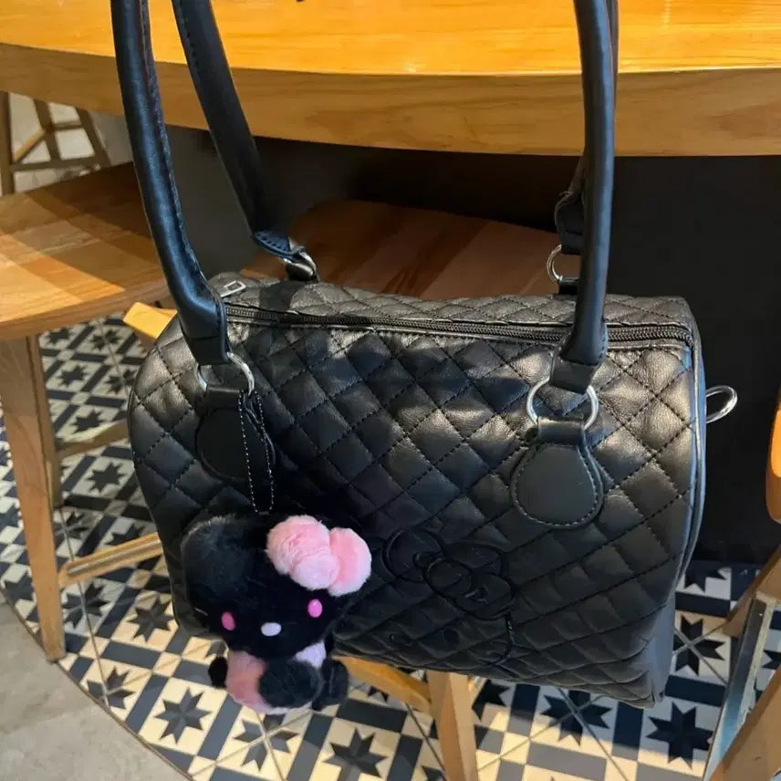 [BUNJANG] Hello Kitty Black Quilted Shoulder Bag / [새상품/*바로발송*] 블랙 헬로키티 퀼팅 보부상 숄더백 여행 가방