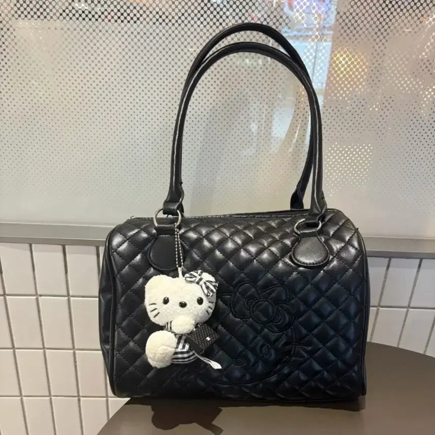[BUNJANG] Hello Kitty Black Quilted Shoulder Bag / [새상품/*바로발송*] 블랙 헬로키티 퀼팅 보부상 숄더백 여행 가방