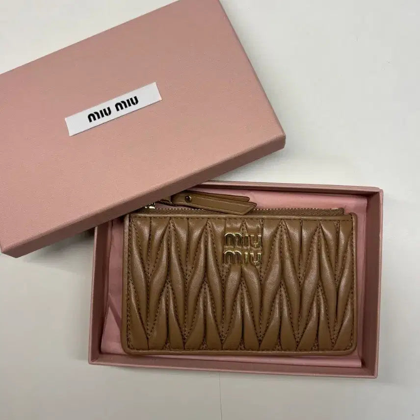 [BUNJANG] Miu Miu Matelassé Zipper Card Wallet (Camel) / 미우미우 마틀라세 지퍼카드지갑  (카멜색상)