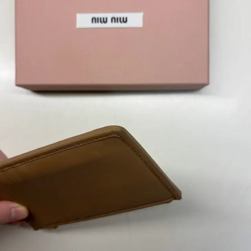[BUNJANG] Miu Miu Matelassé Zipper Card Wallet (Camel) / 미우미우 마틀라세 지퍼카드지갑  (카멜색상)