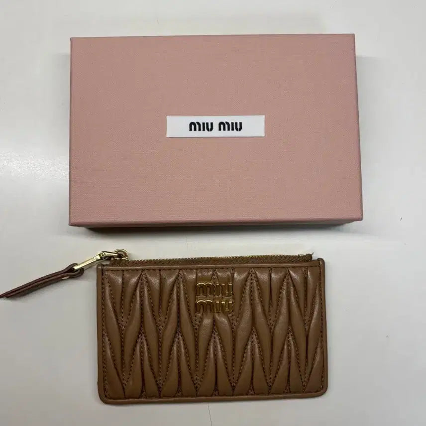 [BUNJANG] Miu Miu Matelassé Zipper Card Wallet (Camel) / 미우미우 마틀라세 지퍼카드지갑  (카멜색상)