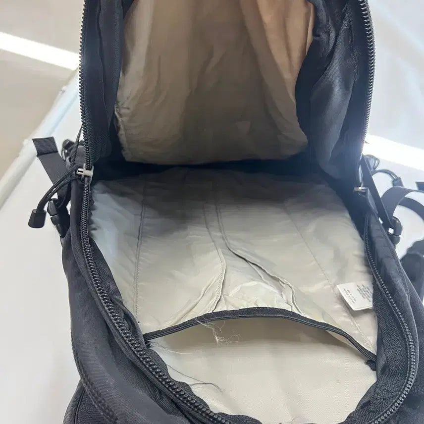 [BUNJANG] The North Face Hot Shot Black Backpack 30L / [정품/30L] 노스페이스 핫샷 블랙 백팩 가방