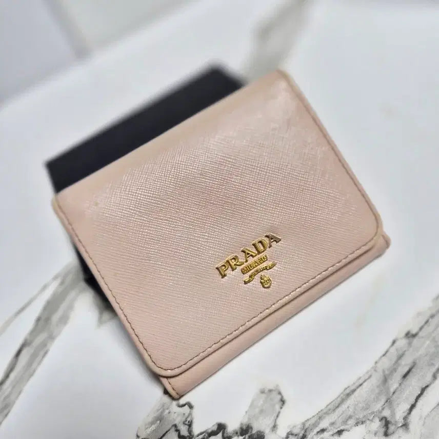 [BUNJANG] Prada Saffiano Leather Bifold Wallet Powder Pink / (정품) 프라다 사피아노 가죽 반지갑 파우더 핑크