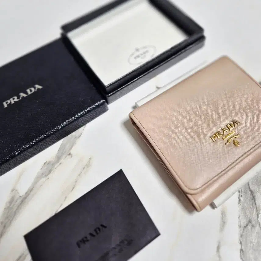 [BUNJANG] Prada Saffiano Leather Bifold Wallet Powder Pink / (정품) 프라다 사피아노 가죽 반지갑 파우더 핑크