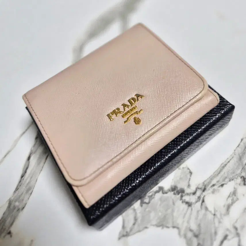 [BUNJANG] Prada Saffiano Leather Bifold Wallet Powder Pink / (정품) 프라다 사피아노 가죽 반지갑 파우더 핑크