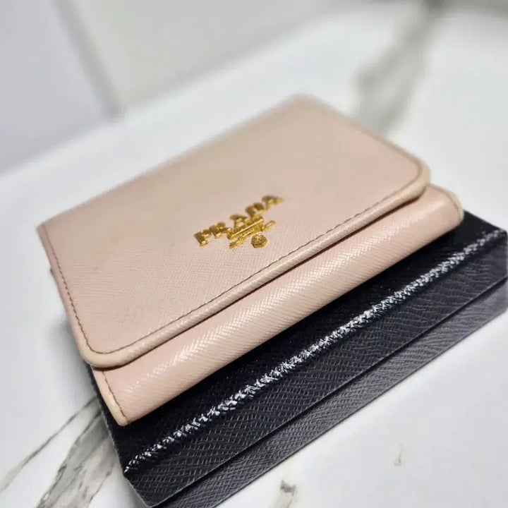 [BUNJANG] Prada Saffiano Leather Bifold Wallet Powder Pink / (정품) 프라다 사피아노 가죽 반지갑 파우더 핑크