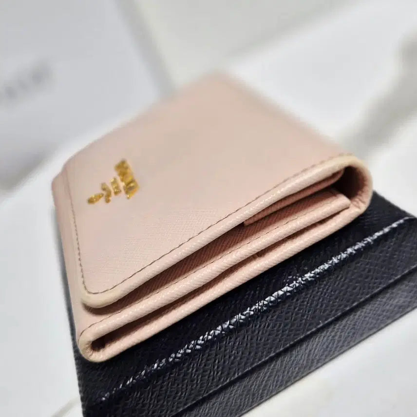[BUNJANG] Prada Saffiano Leather Bifold Wallet Powder Pink / (정품) 프라다 사피아노 가죽 반지갑 파우더 핑크