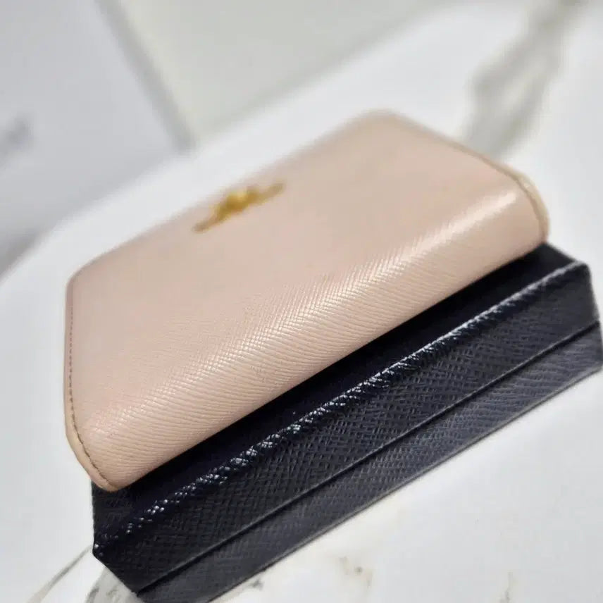 [BUNJANG] Prada Saffiano Leather Bifold Wallet Powder Pink / (정품) 프라다 사피아노 가죽 반지갑 파우더 핑크