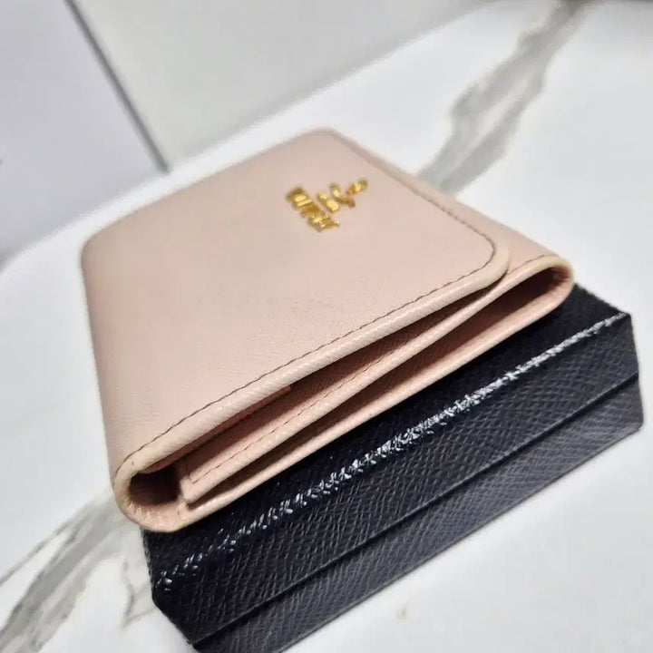 [BUNJANG] Prada Saffiano Leather Bifold Wallet Powder Pink / (정품) 프라다 사피아노 가죽 반지갑 파우더 핑크