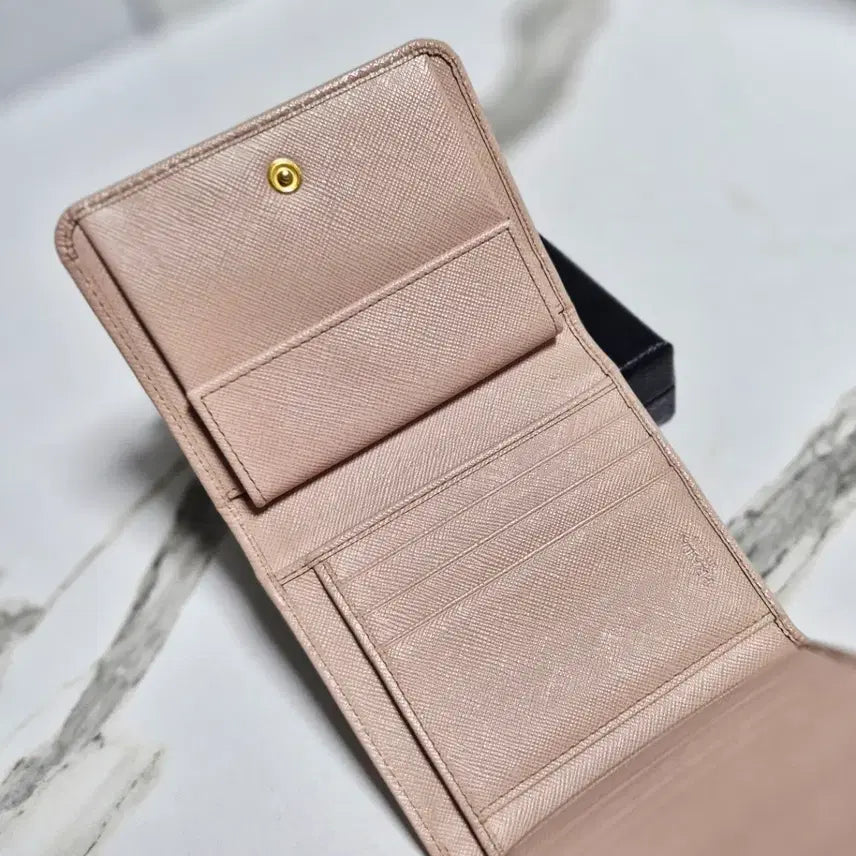 [BUNJANG] Prada Saffiano Leather Bifold Wallet Powder Pink / (정품) 프라다 사피아노 가죽 반지갑 파우더 핑크