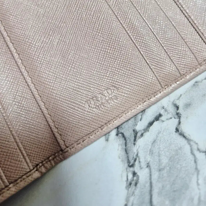 [BUNJANG] Prada Saffiano Leather Bifold Wallet Powder Pink / (정품) 프라다 사피아노 가죽 반지갑 파우더 핑크