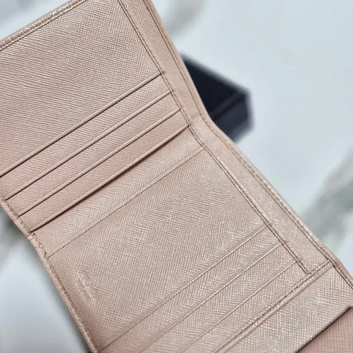 [BUNJANG] Prada Saffiano Leather Bifold Wallet Powder Pink / (정품) 프라다 사피아노 가죽 반지갑 파우더 핑크
