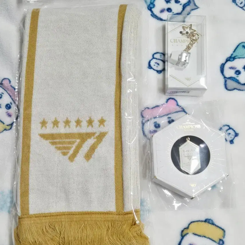 [BUNJANG] T1 2025 Worlds Championship Commemorative Bundle Set / 티원 T1 2025 월즈 롤드컵 우승 기념 머플러 키캡 키링 2종 일괄