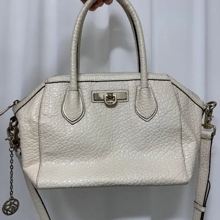 [BUNJANG] DKNY Ivory Leather Tote Shoulder Bag / DKNY 아이보리 가죽 토트 숄더백 가방