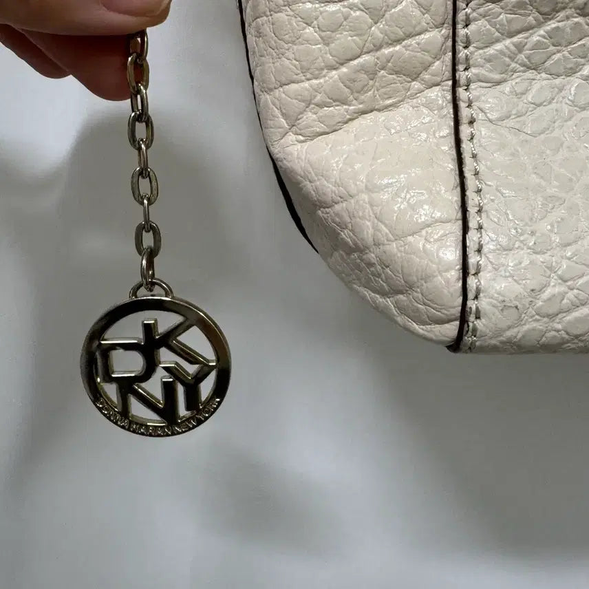 [BUNJANG] DKNY Ivory Leather Tote Shoulder Bag / DKNY 아이보리 가죽 토트 숄더백 가방