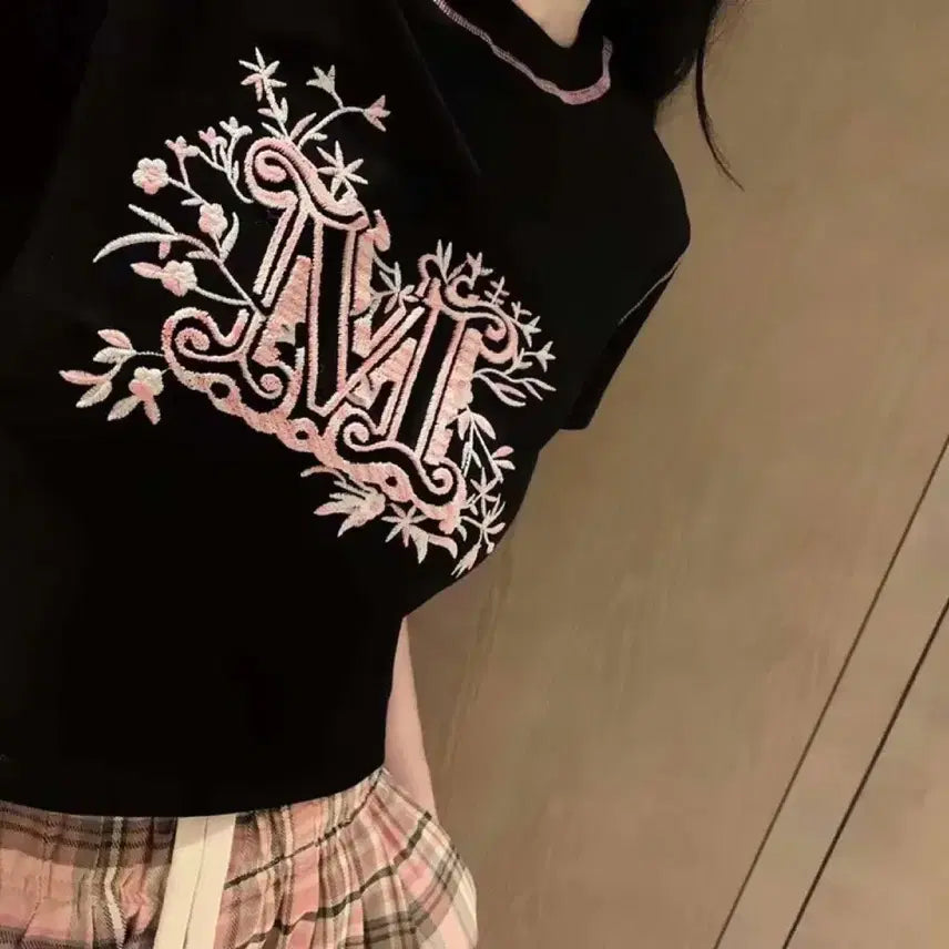 [SOLD OUT] 인미마인 M 핑크 자수 스티치 라운드 반팔 크롭티