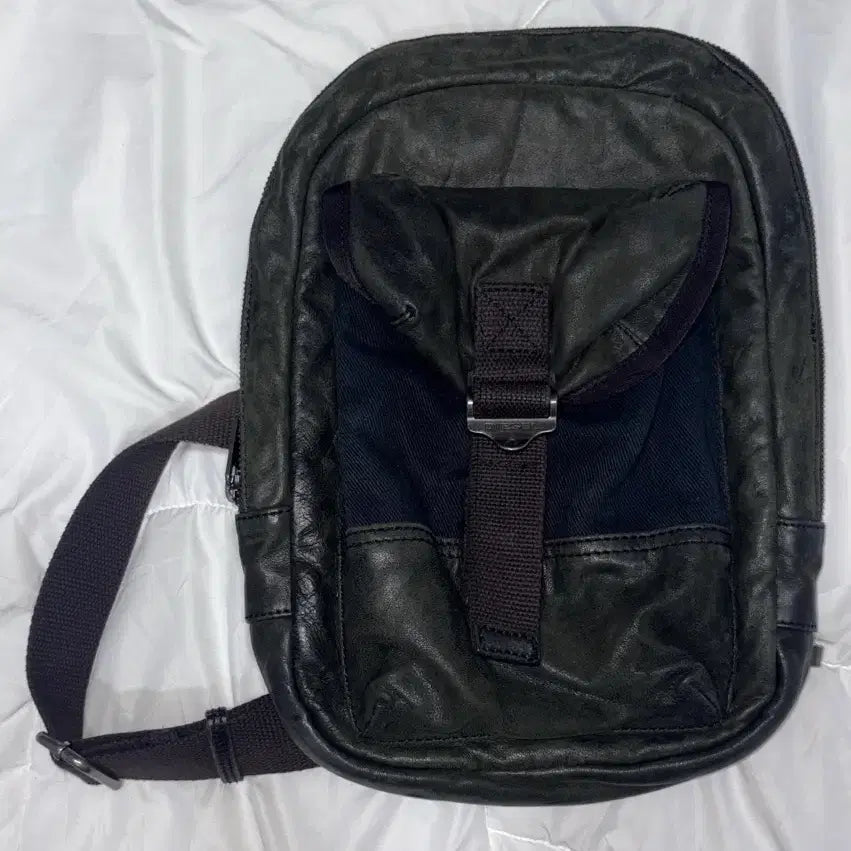 [BUNJANG] Diesel Leather Sling Bag / 디젤 가죽 슬링백