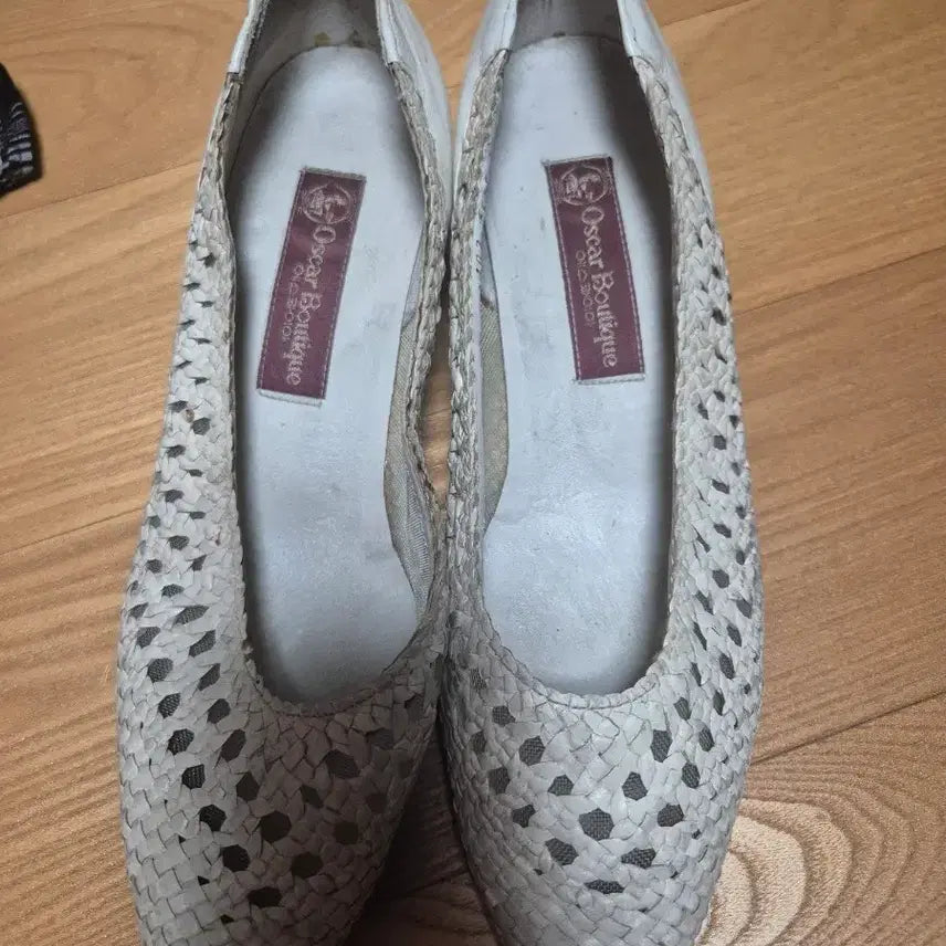[BUNJANG] Oscar Boutique White Punching Pumps 245 / 오스카부티크 펀칭 펌프스 화이트 245