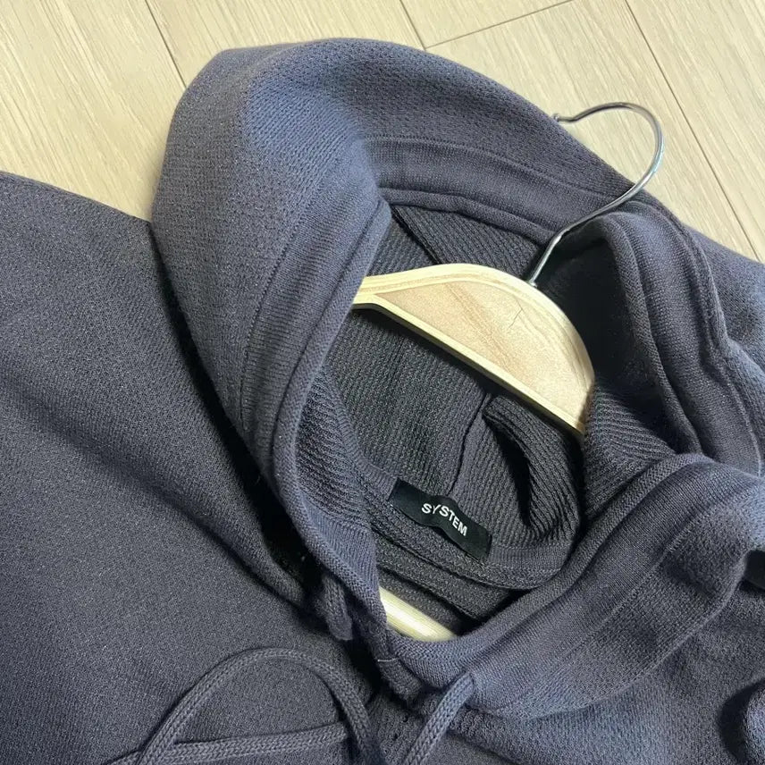 [BUNJANG] System Lettering Embroidered Hoodie Knit Top / 22년 한섬 시스템 SYSTEM 레터링 자수 후드 니트 탑 반팔돌먼 차콜