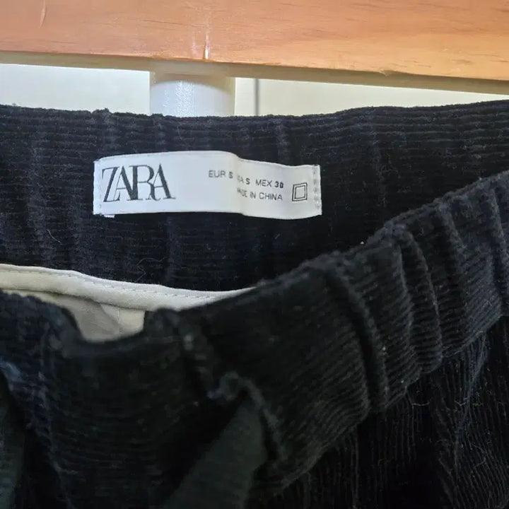 [BUNJANG] ZARA Black Corduroy Jogger Pants / 탄탄재질 고급스러운 라운드티
