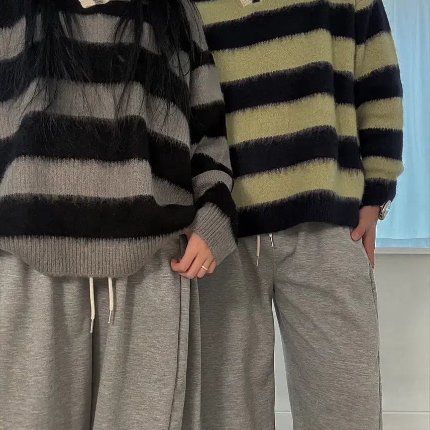 [BUNJANG] Cuddles V-neck Striped Brush Knit Sweater / [당일출고] 카라 브이넥 단가라 브러쉬 니트 커플룩 남녀공용