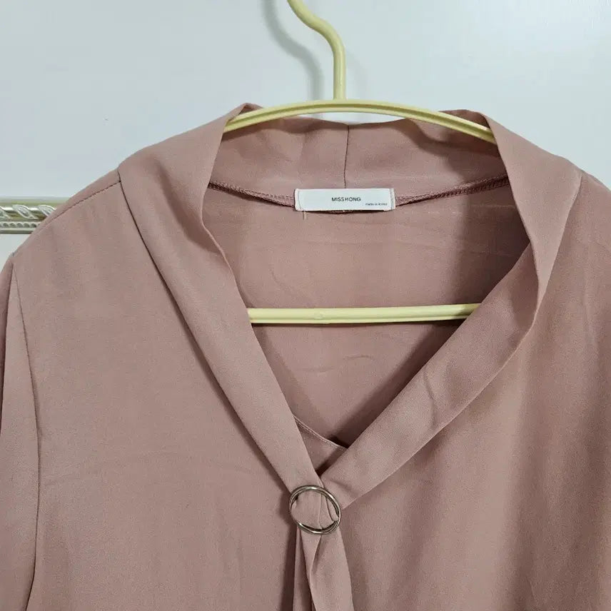 [BUNJANG] Pink Ring Embellished Blouse / 미착용 핑크색 링 장식 블라우스