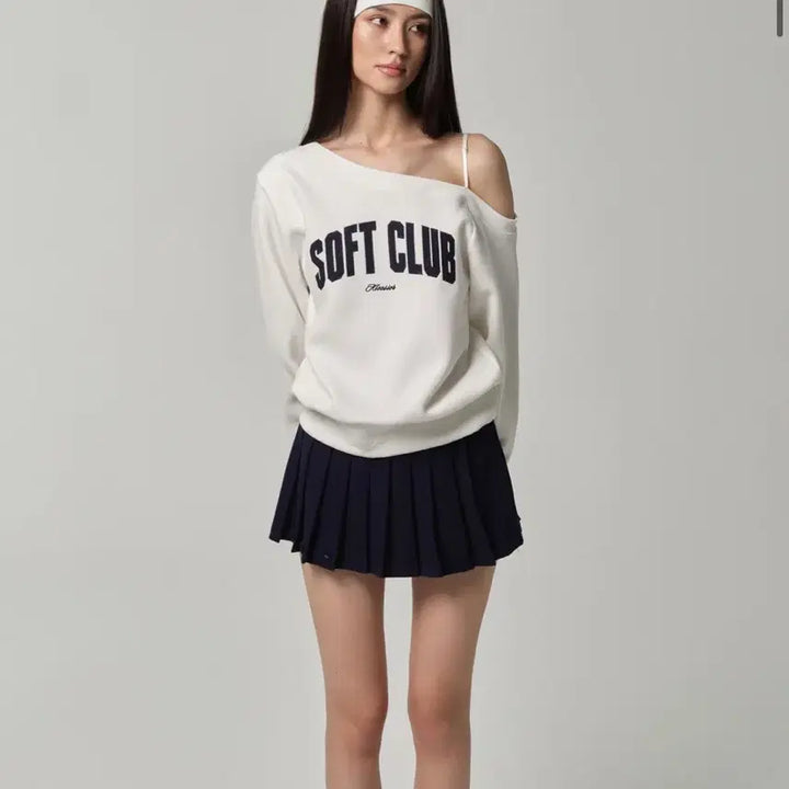 [BUNJANG] Clichy Soft Club Off-shoulder Sweatshirt / 바로배송)클리시어 소프트 클럽 오프숄더 맨투맨 화이트