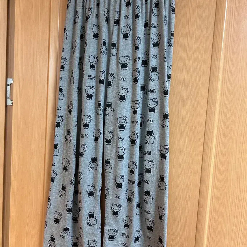 [BUNJANG] Hello Kitty Pajama Set / 키티 캐릭터 긴팔 잠옷 세트