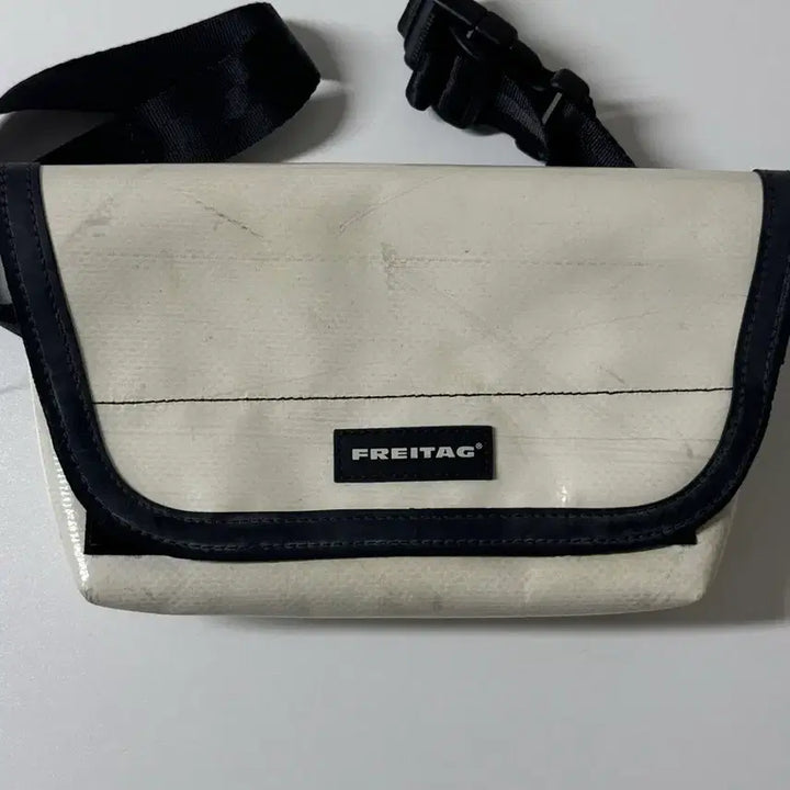 [BUNJANG] Freitag Jamie White Shoulder Bag / 프라이탁 제이미 화이트