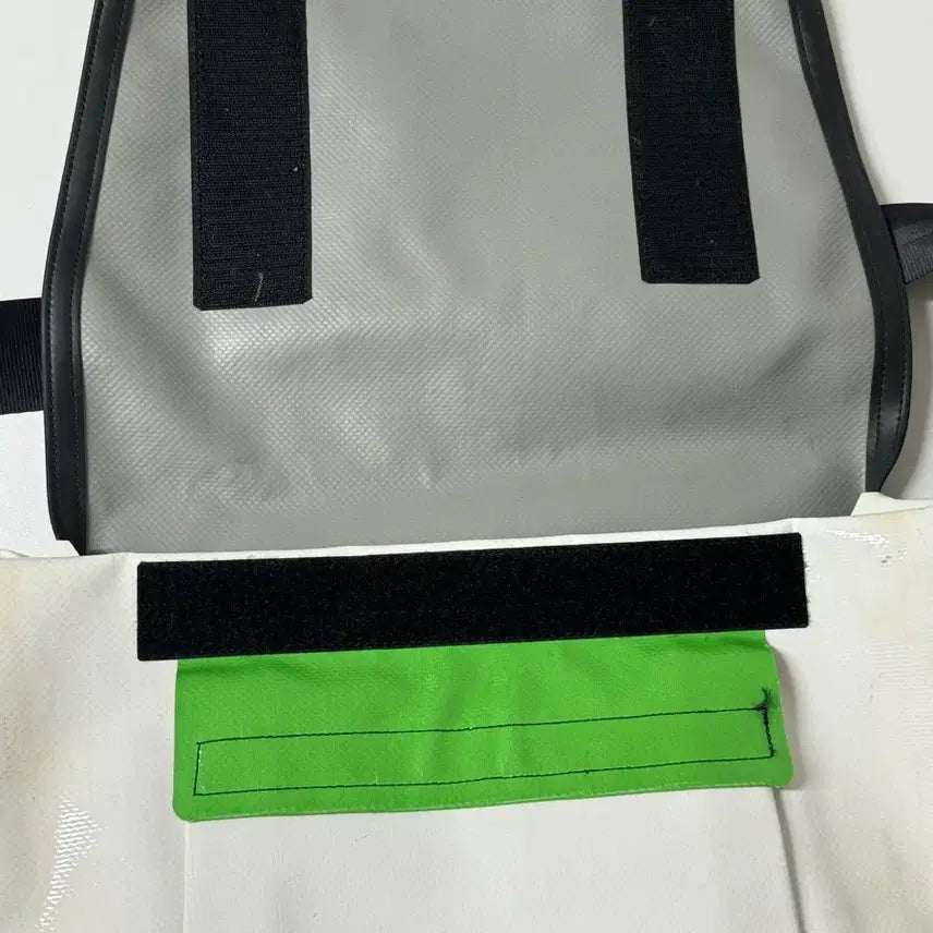 [BUNJANG] Freitag Dexter White + Green Messenger Bag / 프라이탁 덱스터 화이트 + 그린