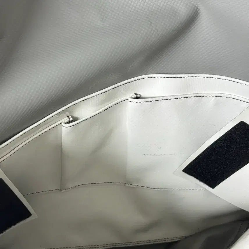 [BUNJANG] Freitag Dexter White + Green Messenger Bag / 프라이탁 덱스터 화이트 + 그린