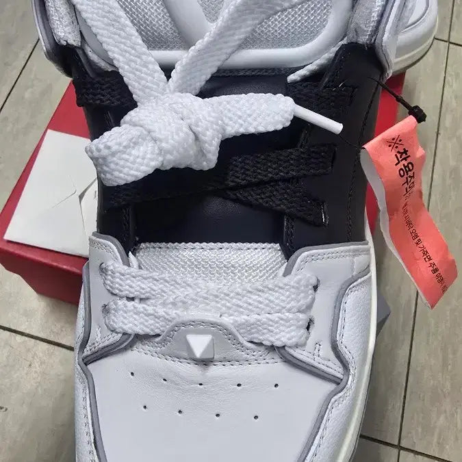 [BUNJANG] Valentino Garavani Open Skate Low-Top Sneakers / 발렌티노[명품]페드로 발렌티노 가라바니 오픈 스케이트 로우탑 스니커즈