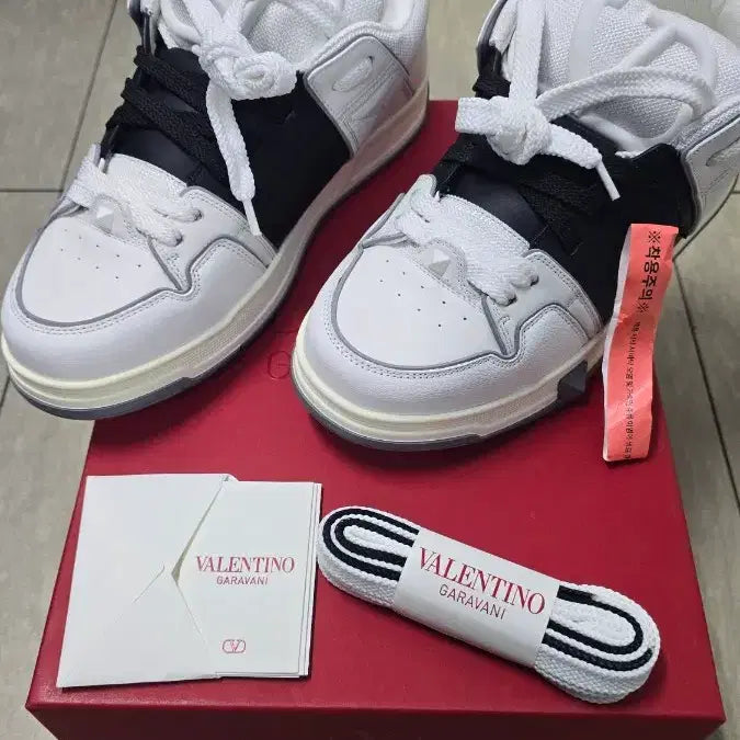 [BUNJANG] Valentino Garavani Open Skate Low-Top Sneakers / 발렌티노[명품]페드로 발렌티노 가라바니 오픈 스케이트 로우탑 스니커즈